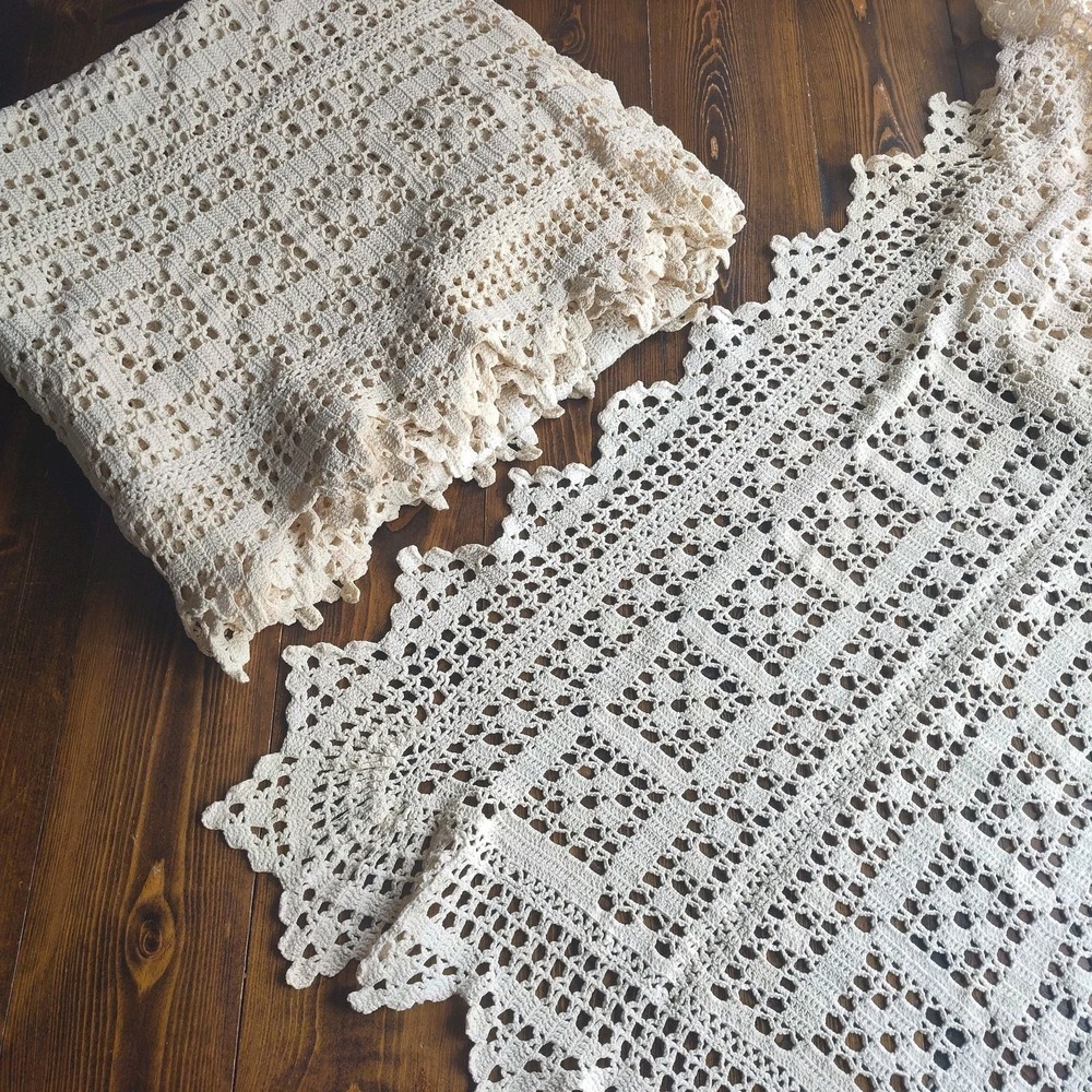 Vintage Crochet Bedspread Pillow Bed Runner Scalloped Edges Cream Full Double